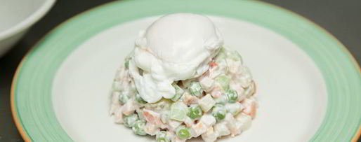 Шаг 11: оливье с куриной грудкой и яйцом-пашот