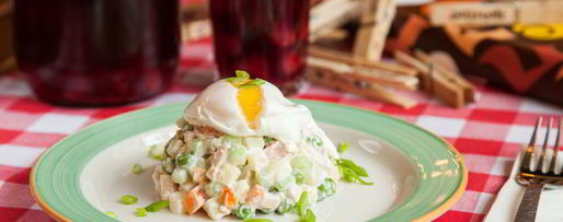 Шаг 12: оливье с куриной грудкой и яйцом-пашот