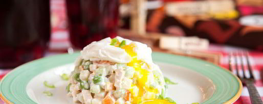 Шаг 13: оливье с куриной грудкой и яйцом-пашот