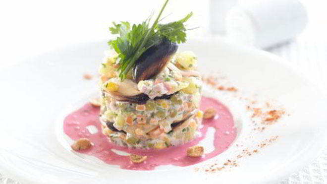 Рецепт Оливье с мидиями под свекольным соусом