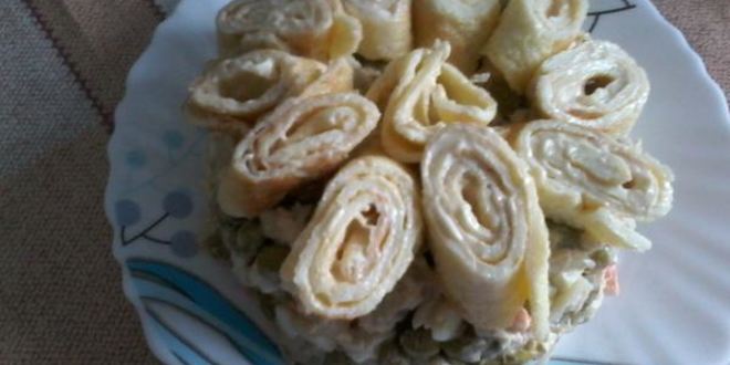 Рецепт оливье с омлетными рулетиками