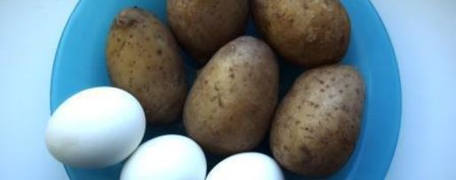 Шаг 1: оливье с семгой и красной икрой