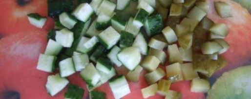 Шаг 3: оливье с семгой и красной икрой