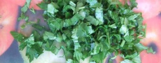 Шаг 4: оливье с семгой и красной икрой