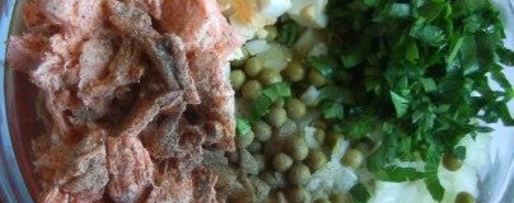 Шаг 5: оливье с семгой и красной икрой