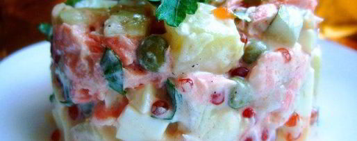 Шаг 6: оливье с семгой и красной икрой