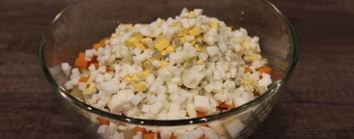 Шаг 2: оливье в ветчине