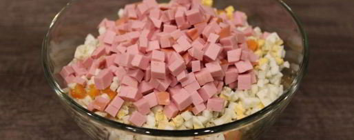 Шаг 3: оливье в ветчине