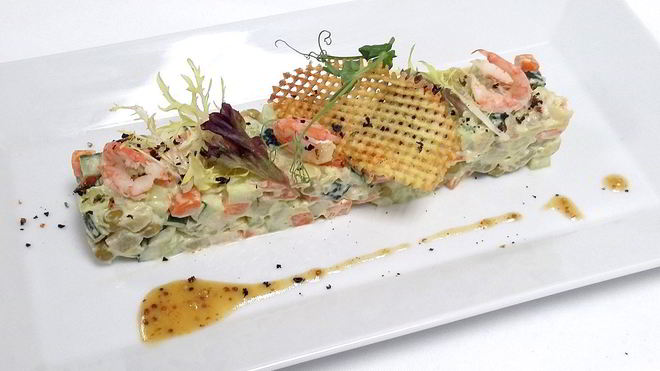 Рецепт Постного оливье с креветками и медово-горчичным соусом