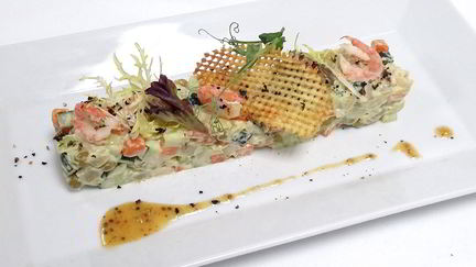 Рецепт Постного оливье с креветками и медово-горчичным соусом