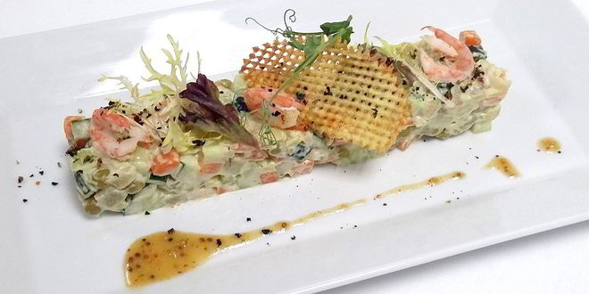 Рецепт постного оливье с креветками и медово-горчичным соусом