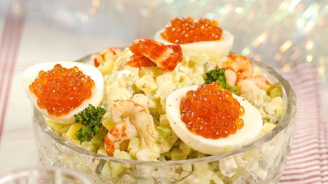 Рецепт Салата оливье с икрой и раковыми шейками