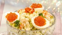 Рецепт Салата оливье с икрой и раковыми шейками