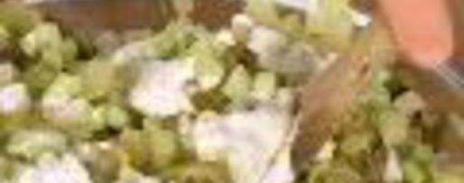 Шаг 2: салата оливье с икрой и раковыми шейками