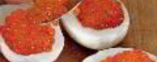 Шаг 3: салата оливье с икрой и раковыми шейками