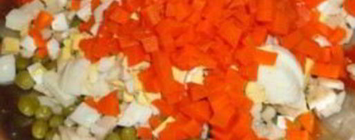 Шаг 2: салата оливье с кальмарами