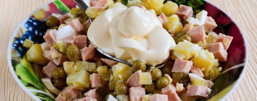 Шаг 6: салата оливье с колбасой без моркови