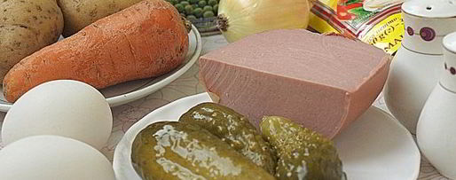 Шаг 3: салата оливье с колбасой и горошком