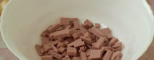 Шаг 4: салата оливье с колбасой и горошком