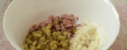 Шаг 5: салата оливье с колбасой и горошком