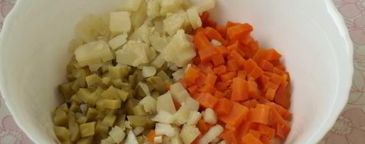 Шаг 6: салата оливье с колбасой и горошком