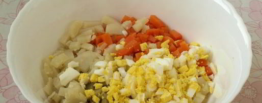 Шаг 7: салата оливье с колбасой и горошком