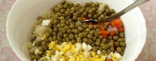 Шаг 8: салата оливье с колбасой и горошком