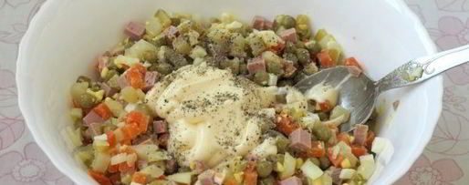 Шаг 9: салата оливье с колбасой и горошком