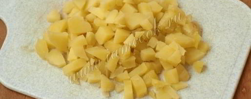 Шаг 4: салата оливье с колбасой