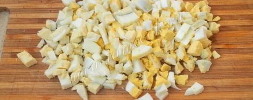 Шаг 7: салата оливье с колбасой