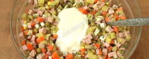 Шаг 9: салата оливье с колбасой