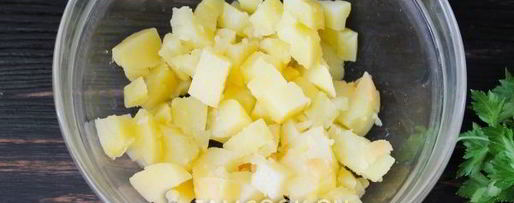 Шаг 2: салата оливье с копченой скумбрией