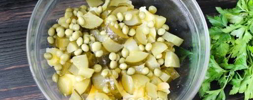 Шаг 3: салата оливье с копченой скумбрией