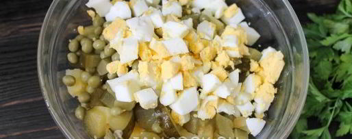 Шаг 4: салата оливье с копченой скумбрией