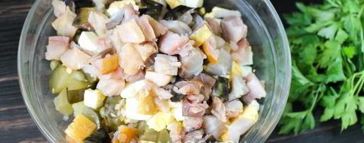 Шаг 5: салата оливье с копченой скумбрией