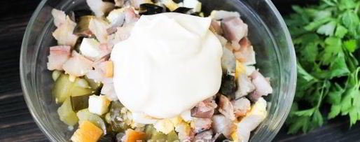 Шаг 6: салата оливье с копченой скумбрией