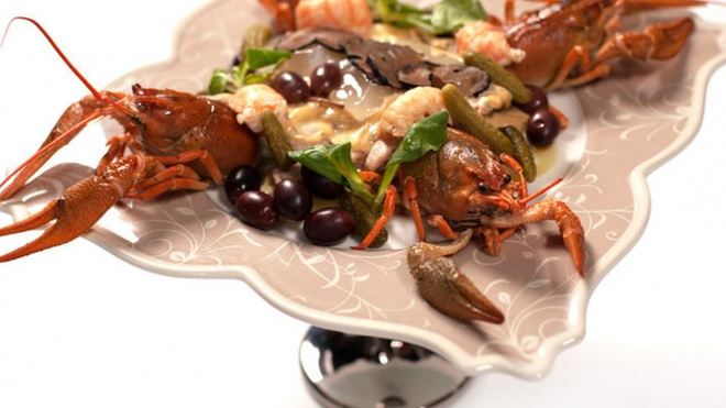 Рецепт Салата Оливье с перепелиным мясом, раковыми шейками и трюфелем