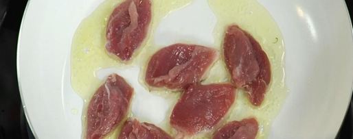 Шаг 2: салата оливье с перепелиным мясом, раковыми шейками и трюфелем