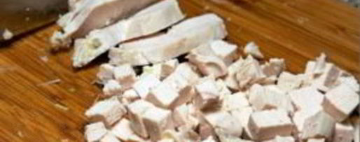 Шаг 3: салата оливье с раковыми шейками