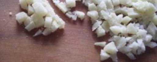 Шаг 4: салата оливье с раковыми шейками