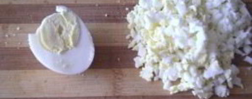 Шаг 5: салата оливье с раковыми шейками