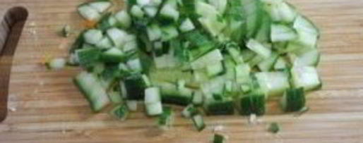 Шаг 6: салата оливье с раковыми шейками