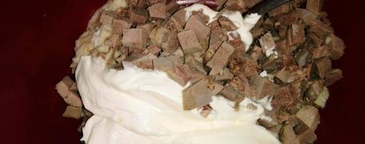 Шаг 2: салата оливье с языком и свежим огурцом