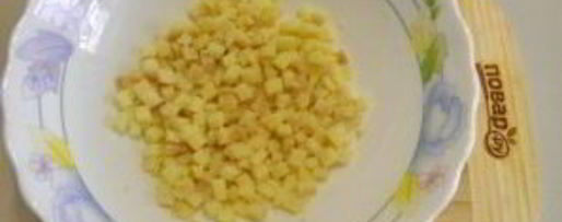 Шаг 1: салата оливье в виде петуха