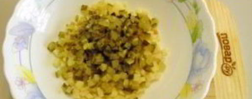 Шаг 2: салата оливье в виде петуха