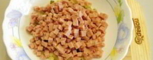 Шаг 3: салата оливье в виде петуха