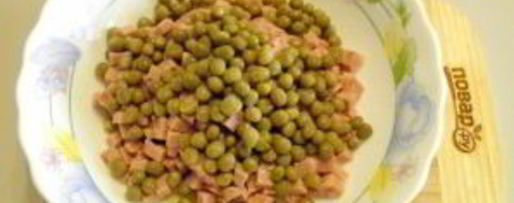 Шаг 4: салата оливье в виде петуха