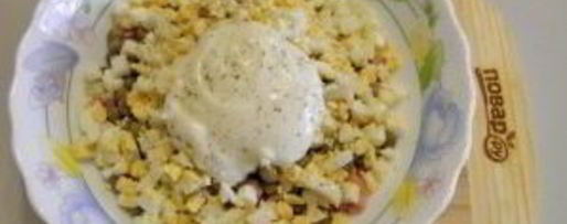 Шаг 5: салата оливье в виде петуха