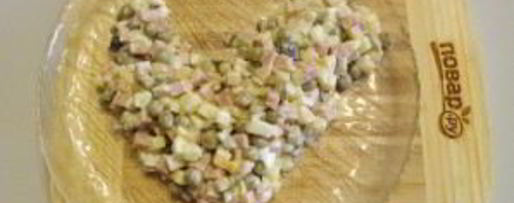 Шаг 6: салата оливье в виде петуха