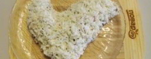 Шаг 7: салата оливье в виде петуха